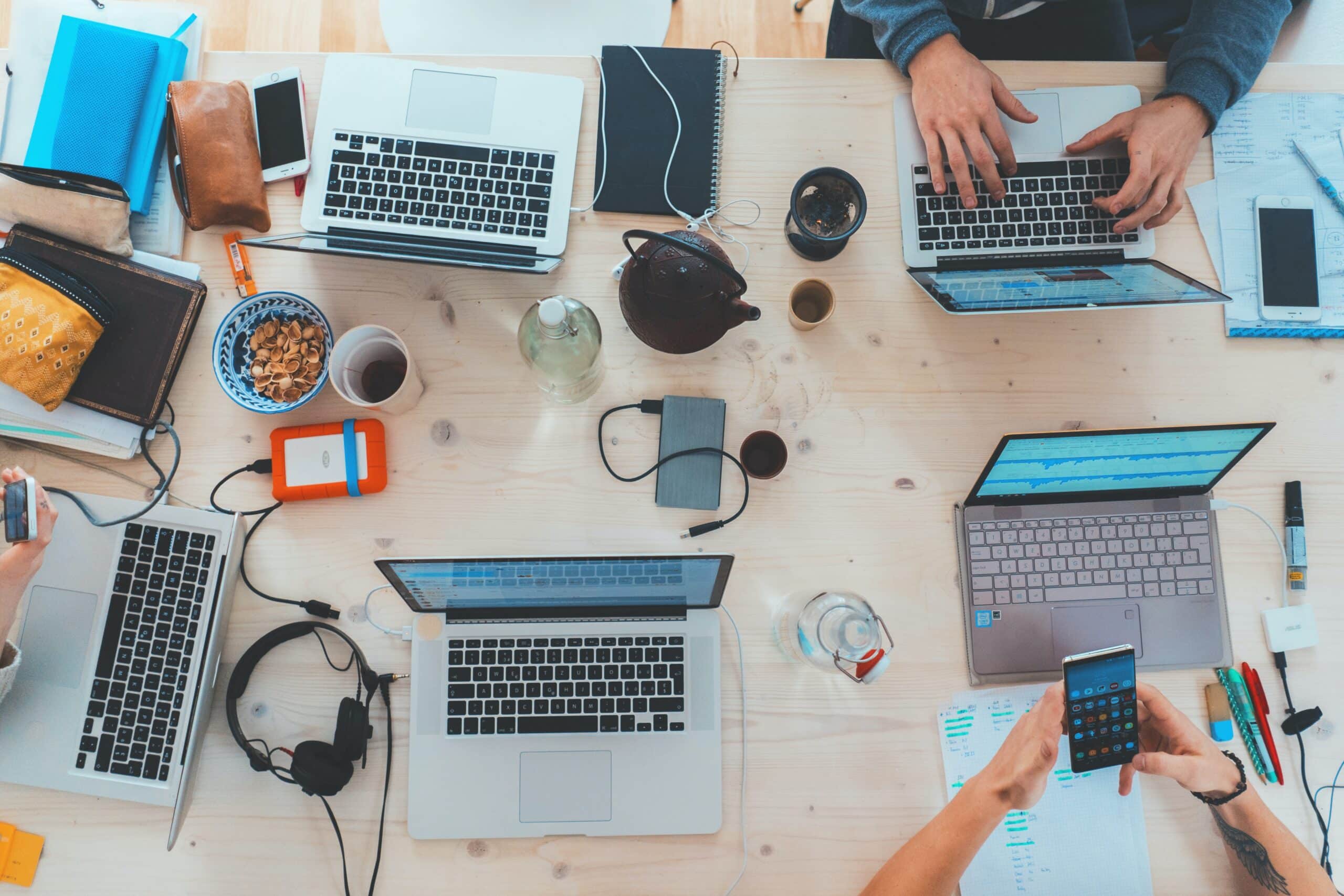 arbeiten am laptop