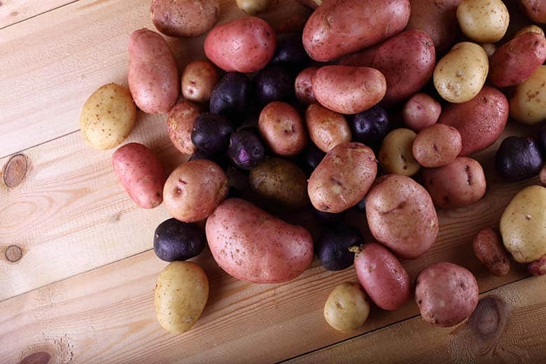 bunte_kartoffeln_auf_holz