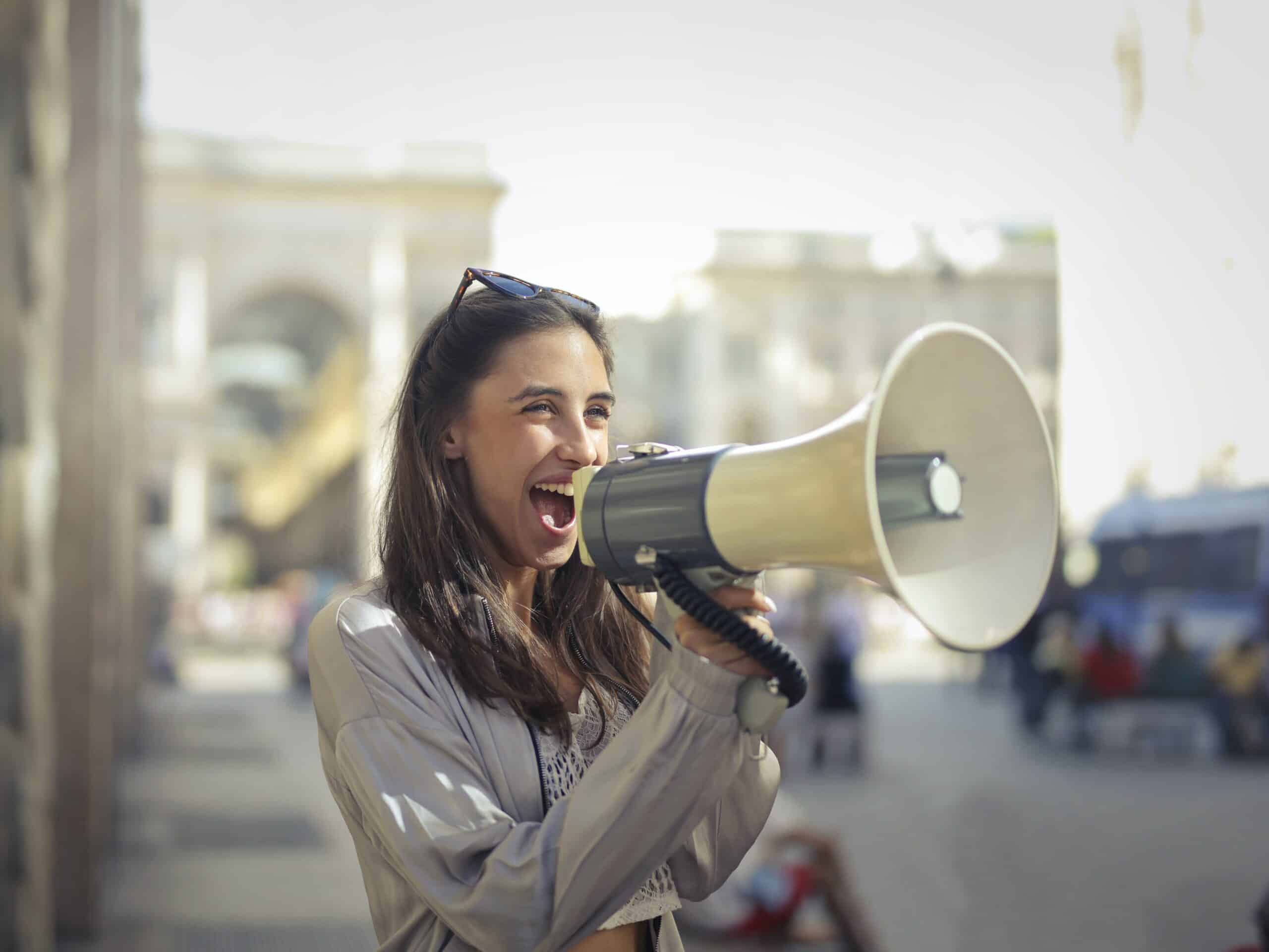 mitarbeiterin mit Megaphone